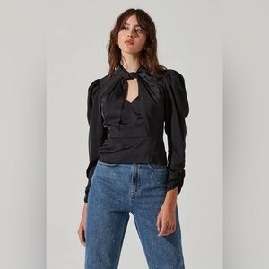 🎁🎁NWT ASTR THE LABEL black twist mock neck satin blouse m